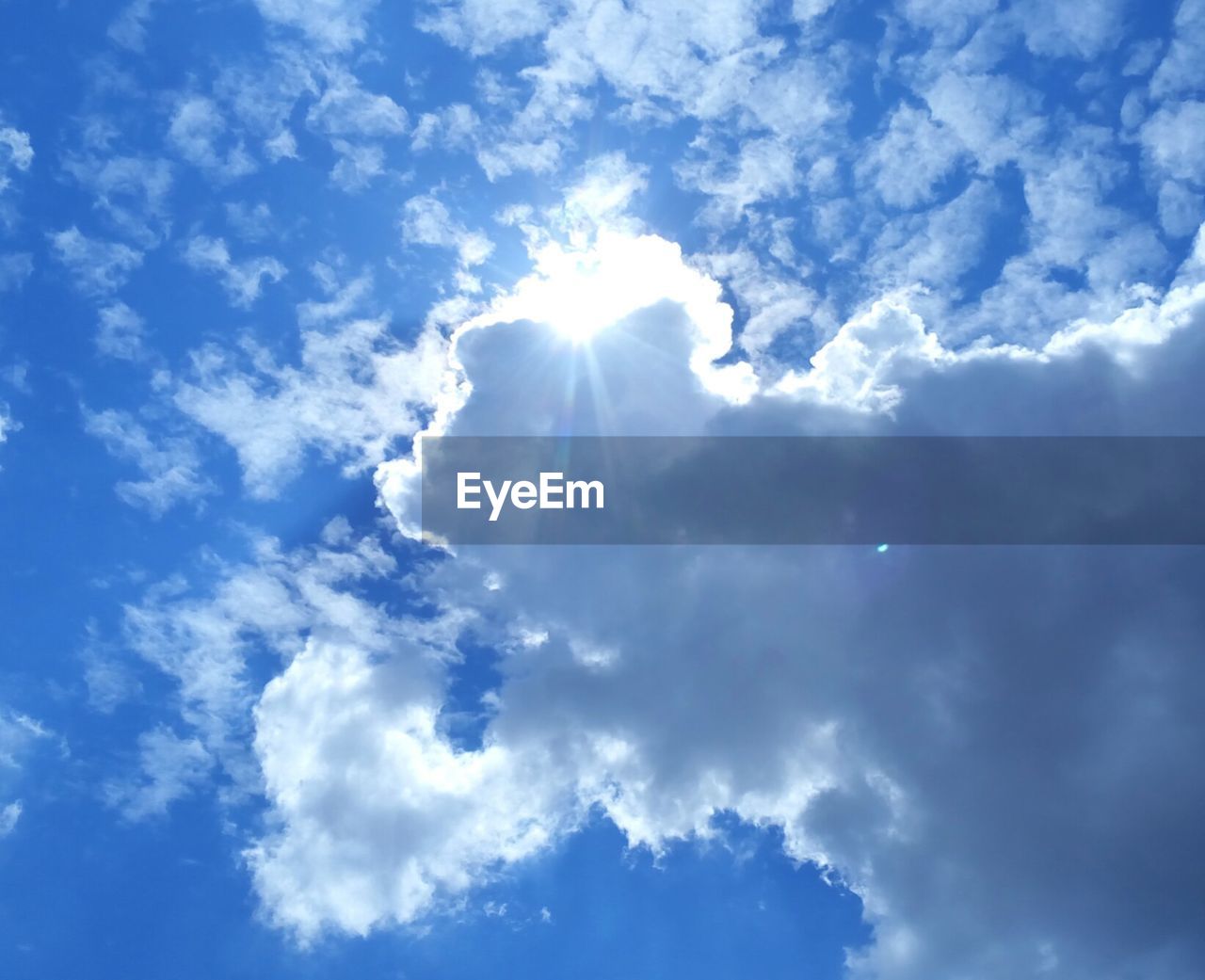 LOW ANGLE VIEW OF CLOUDSCAPE AGAINST BLUE SKY