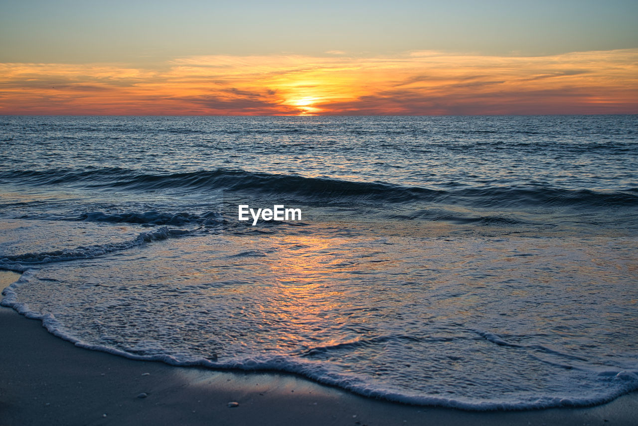 SCENIC VIEW OF SEA AGAINST SKY AT SUNSET