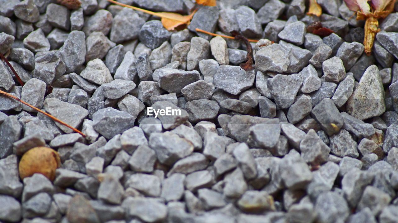 FULL FRAME SHOT OF PEBBLES ON STONE