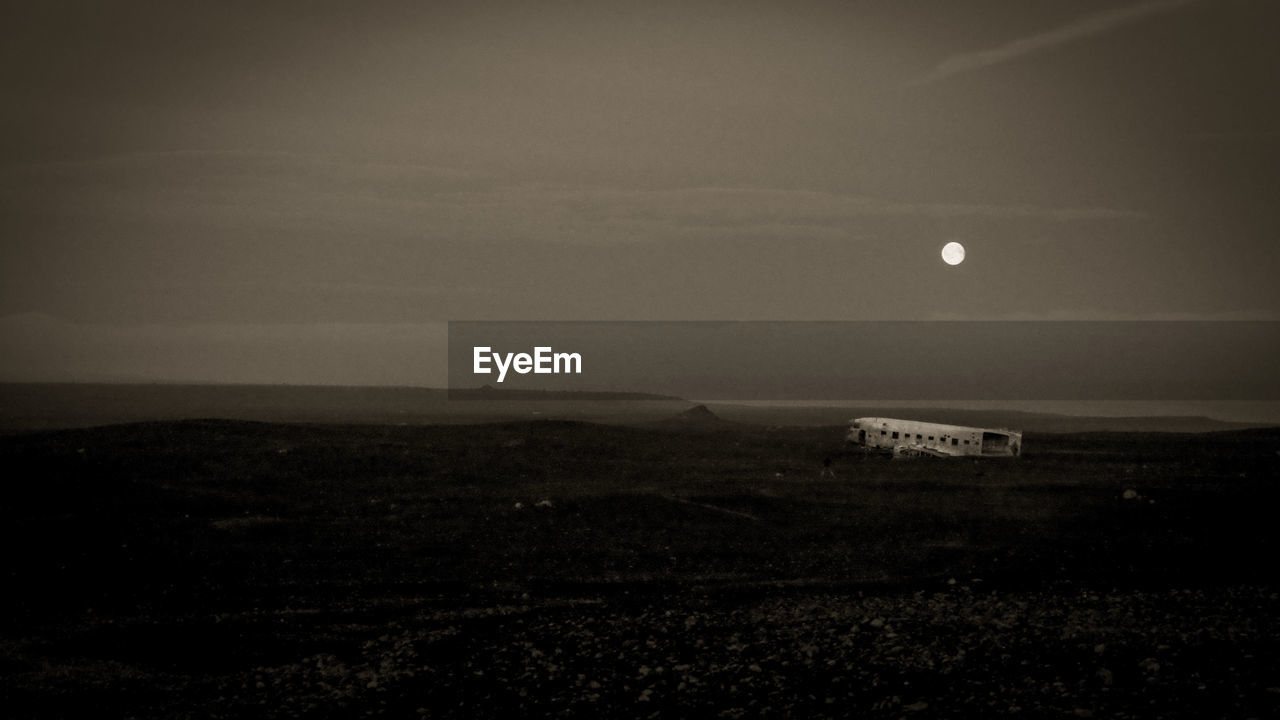 SCENIC VIEW OF FIELD AGAINST SKY AT NIGHT