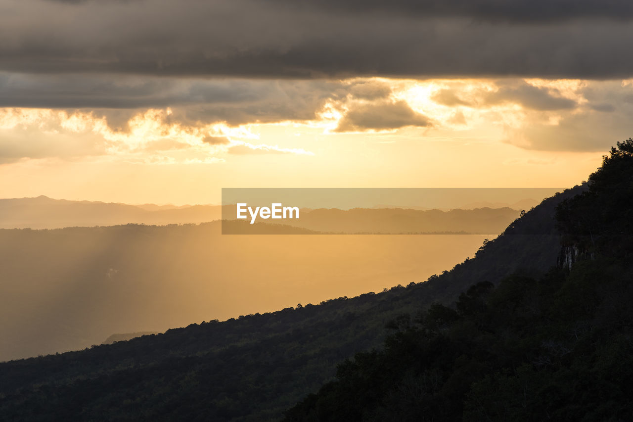 SCENIC VIEW OF MOUNTAINS AGAINST SKY AT SUNSET