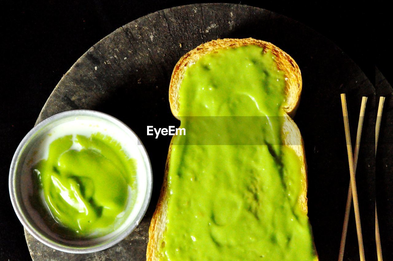 HIGH ANGLE VIEW OF GREEN SOUP IN BOWL