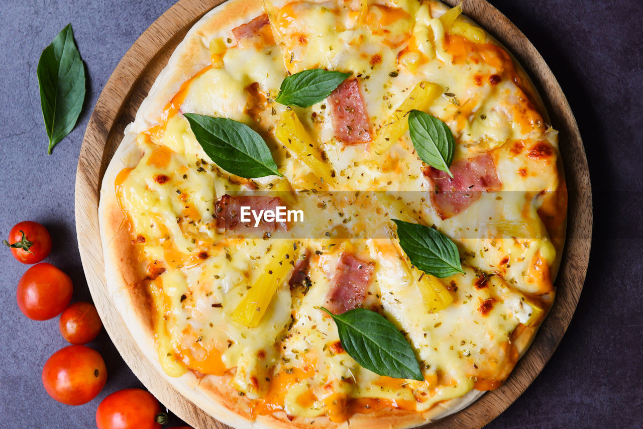 DIRECTLY ABOVE SHOT OF PIZZA SERVED IN PLATE