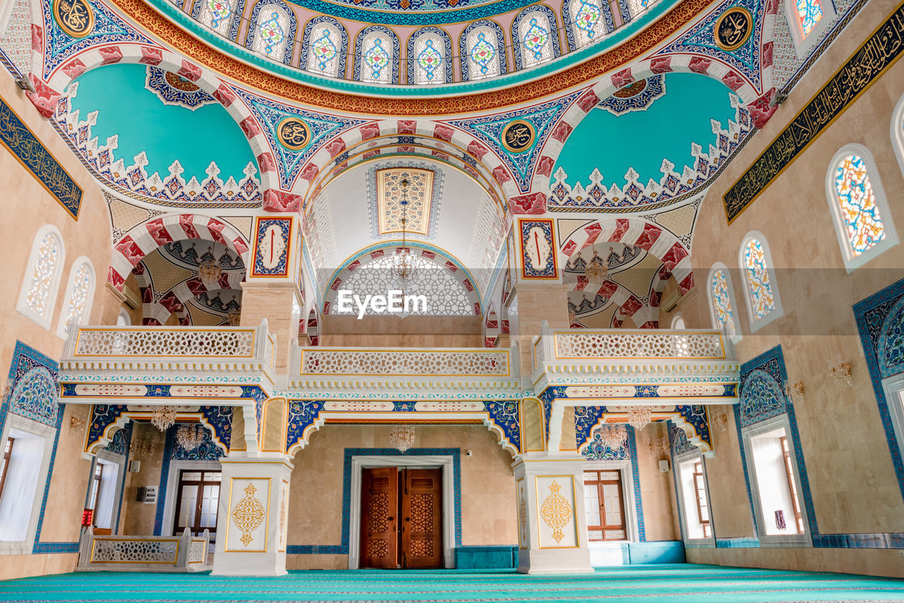 LOW ANGLE VIEW OF ORNATE BUILDING