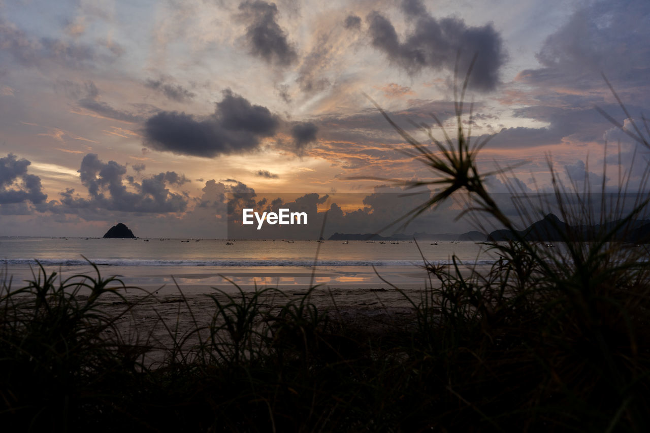 SCENIC VIEW OF SEA AGAINST SUNSET SKY