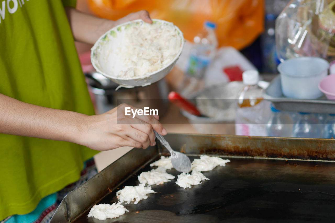 midsection of woman preparing food on table