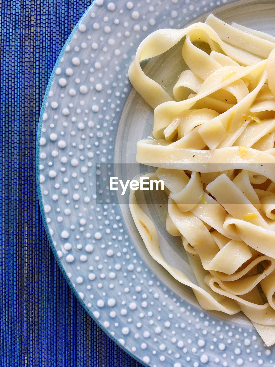 HIGH ANGLE VIEW OF PASTA IN BOWL