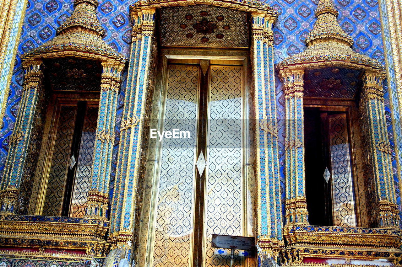 LOW ANGLE VIEW OF ORNATE CEILING IN TEMPLE