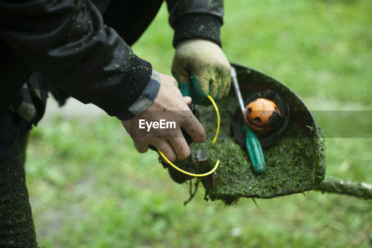 Lawn mower repair. saodnik's tool. the lawn mower is defective. 