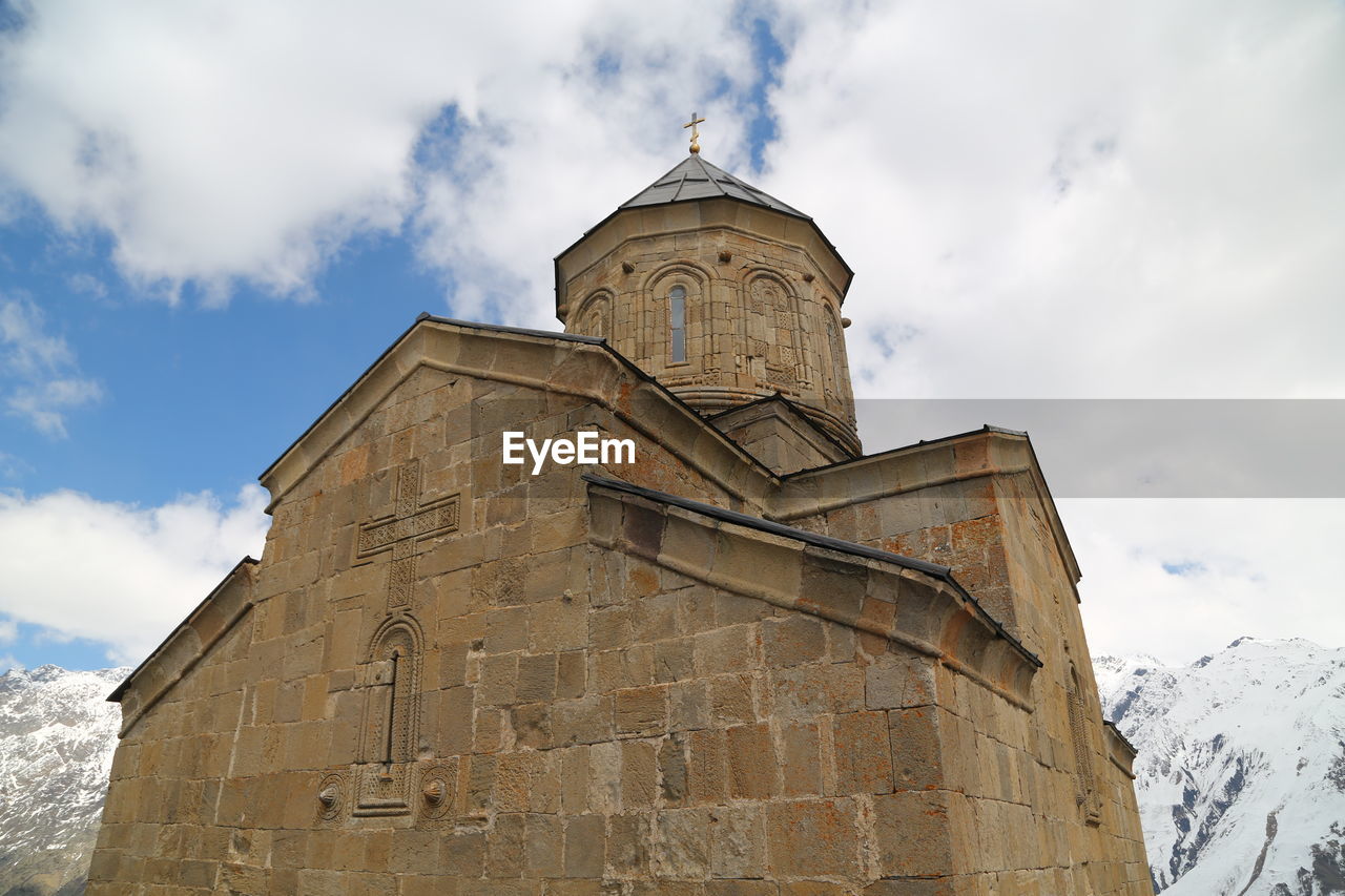 LOW ANGLE VIEW OF CATHEDRAL AGAINST SKY DURING WINTER