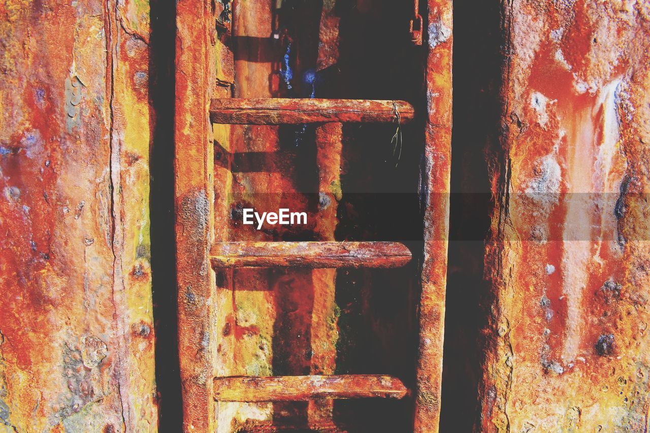 CLOSE-UP OF RUSTY METAL DOOR