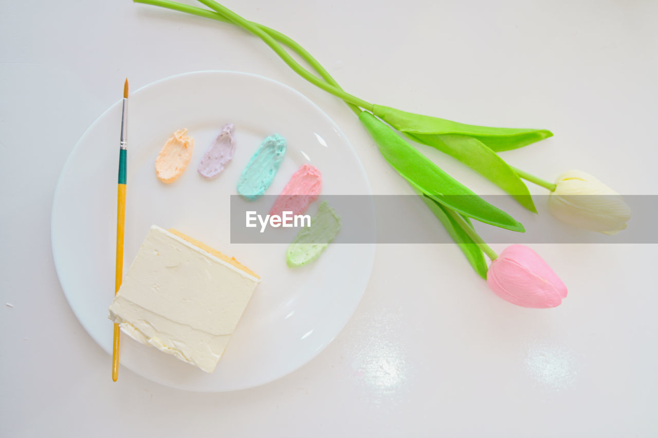 HIGH ANGLE VIEW OF FOOD SERVED IN PLATE