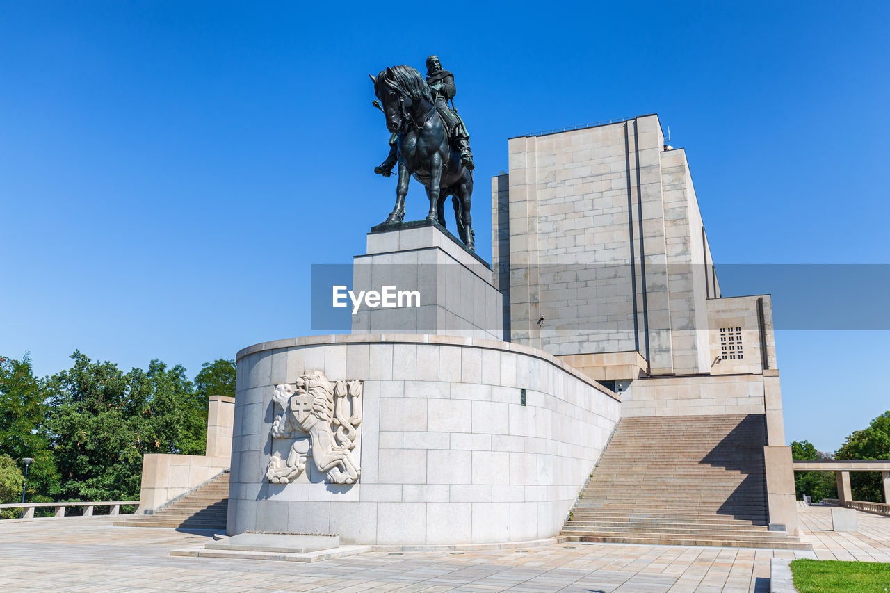 LOW ANGLE VIEW OF STATUE AGAINST CLEAR SKY