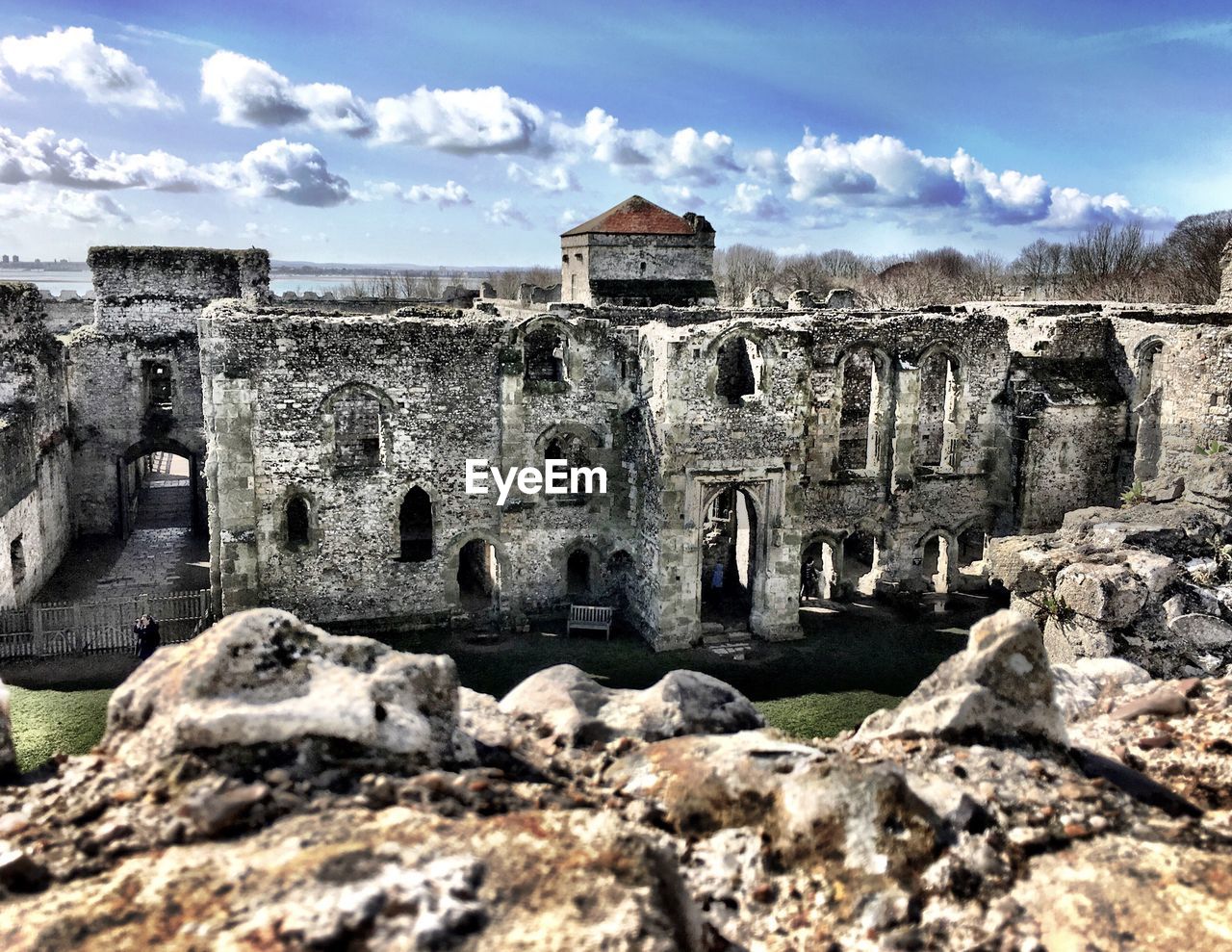 RUINS OF OLD RUINS AGAINST CLOUDY SKY