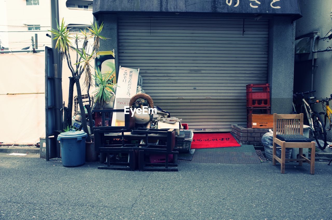 CARS ON STREET AGAINST BUILDINGS