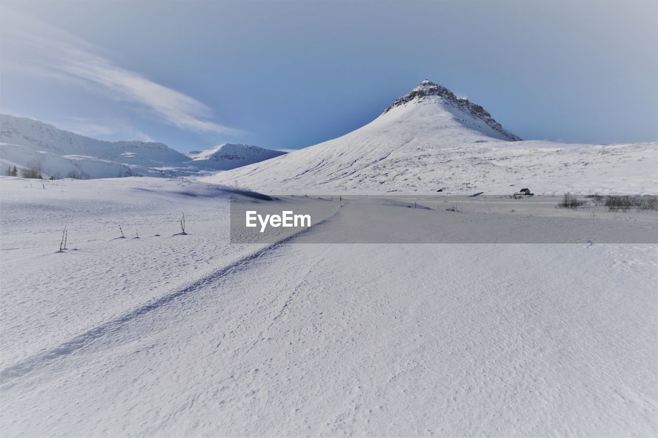 SCENIC VIEW OF SNOW MOUNTAINS AGAINST SKY