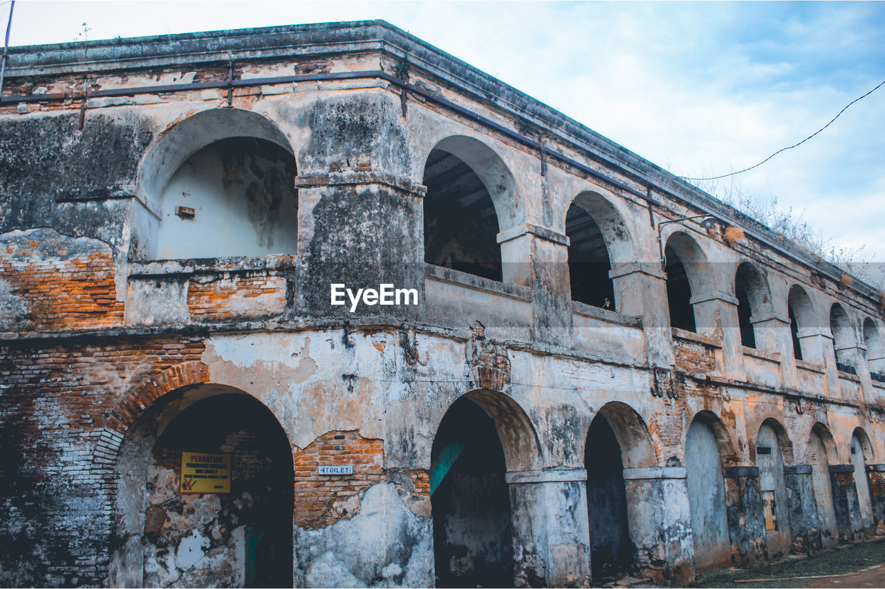 LOW ANGLE VIEW OF OLD BUILDING AGAINST SKY