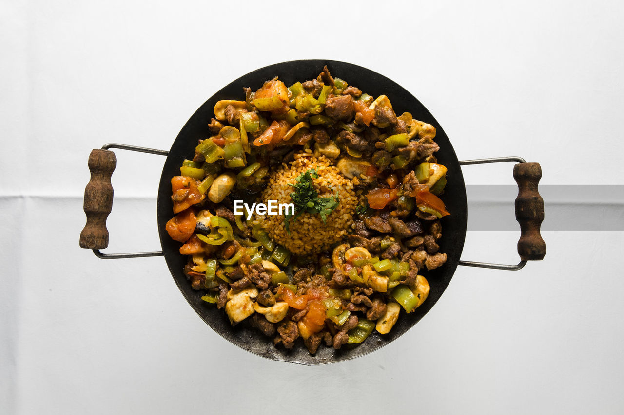 HIGH ANGLE VIEW OF BREAD IN PLATE