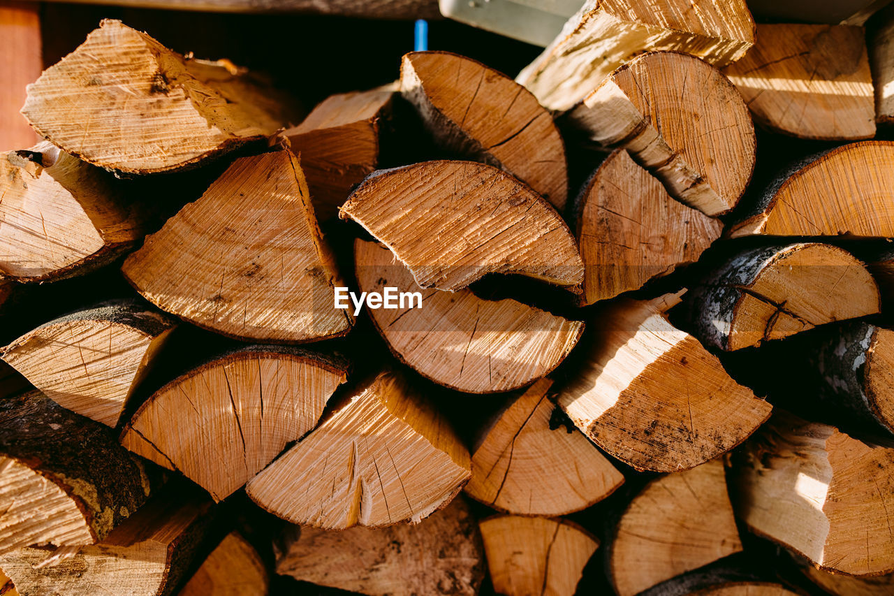 FULL FRAME SHOT OF LOGS IN WOODEN LOG