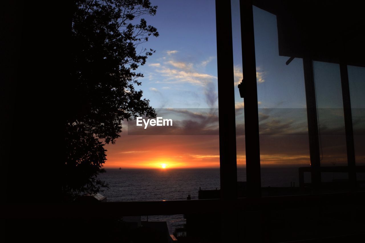 SCENIC VIEW OF SEA AGAINST SKY AT SUNSET