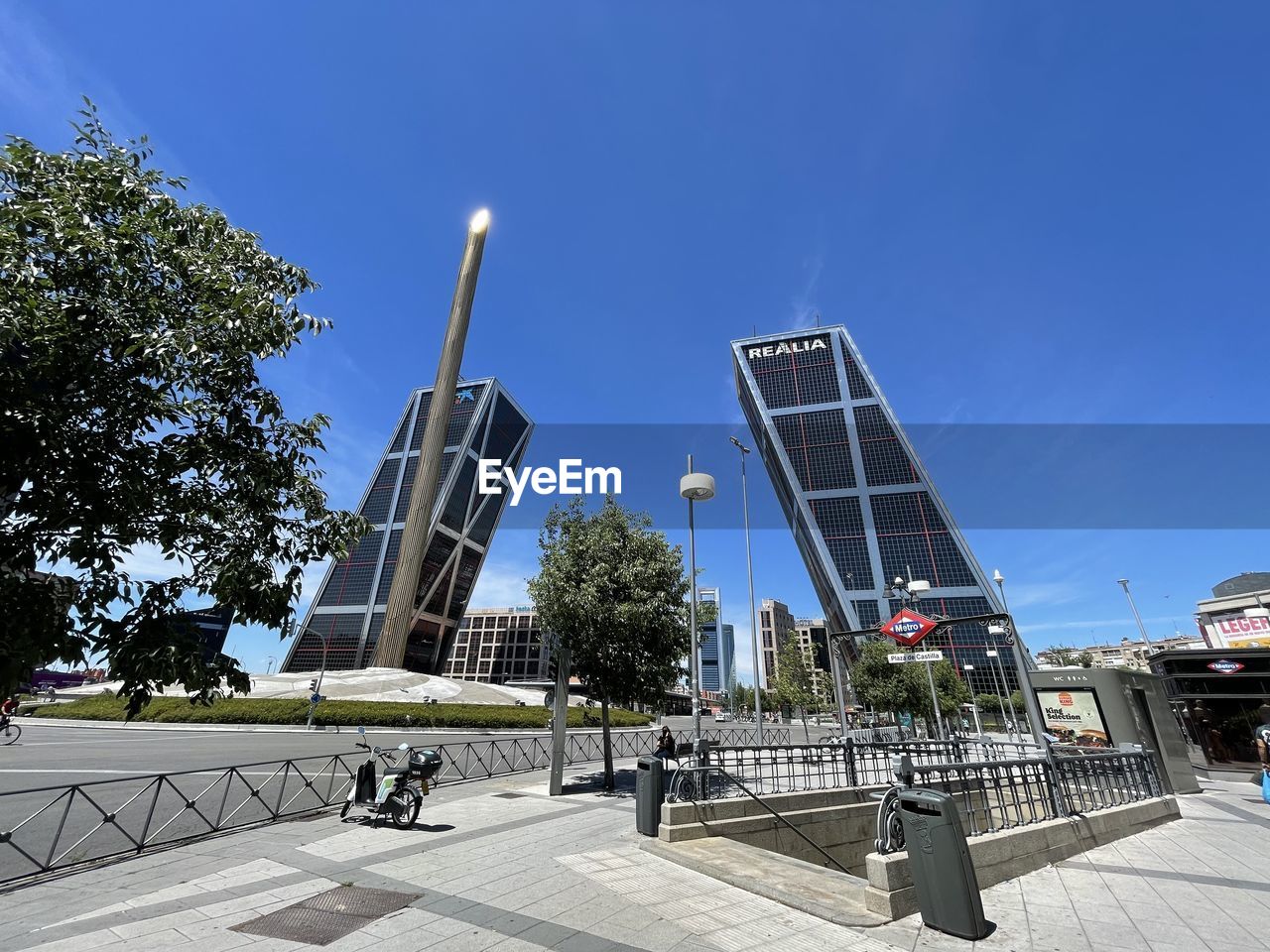 LOW ANGLE VIEW OF BUILDINGS AGAINST SKY