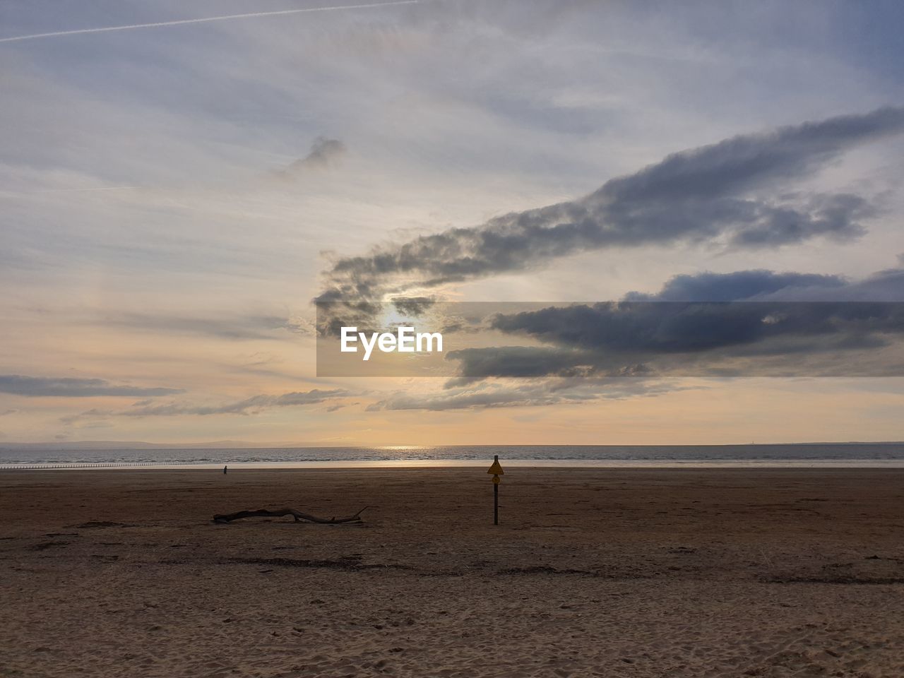 SCENIC VIEW OF SEA AGAINST SKY AT SUNSET