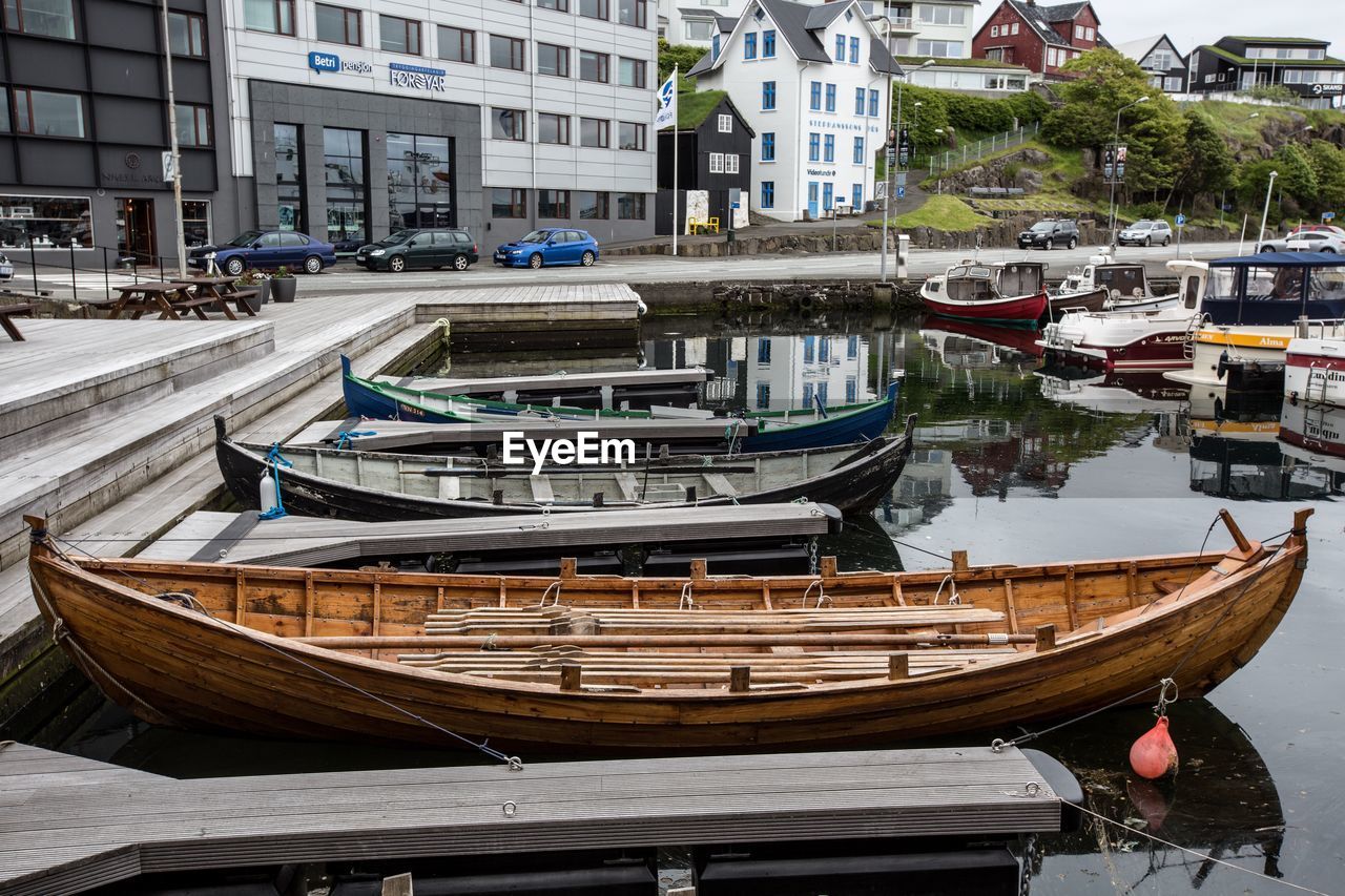 BOATS MOORED ON CANAL BY BUILDINGS IN CITY