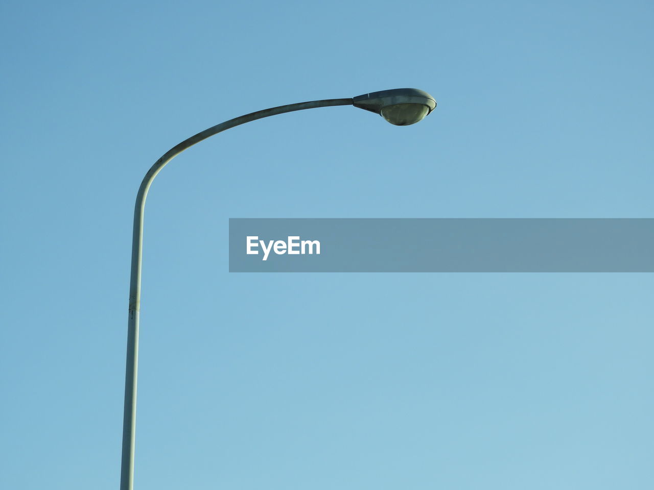 LOW ANGLE VIEW OF STREET LIGHT AGAINST CLEAR SKY