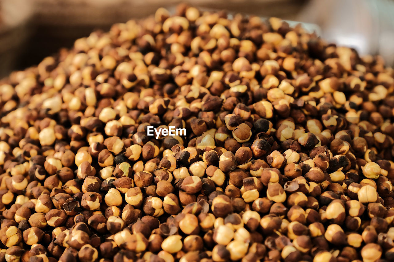 CLOSE-UP OF COFFEE BEANS IN BOWL