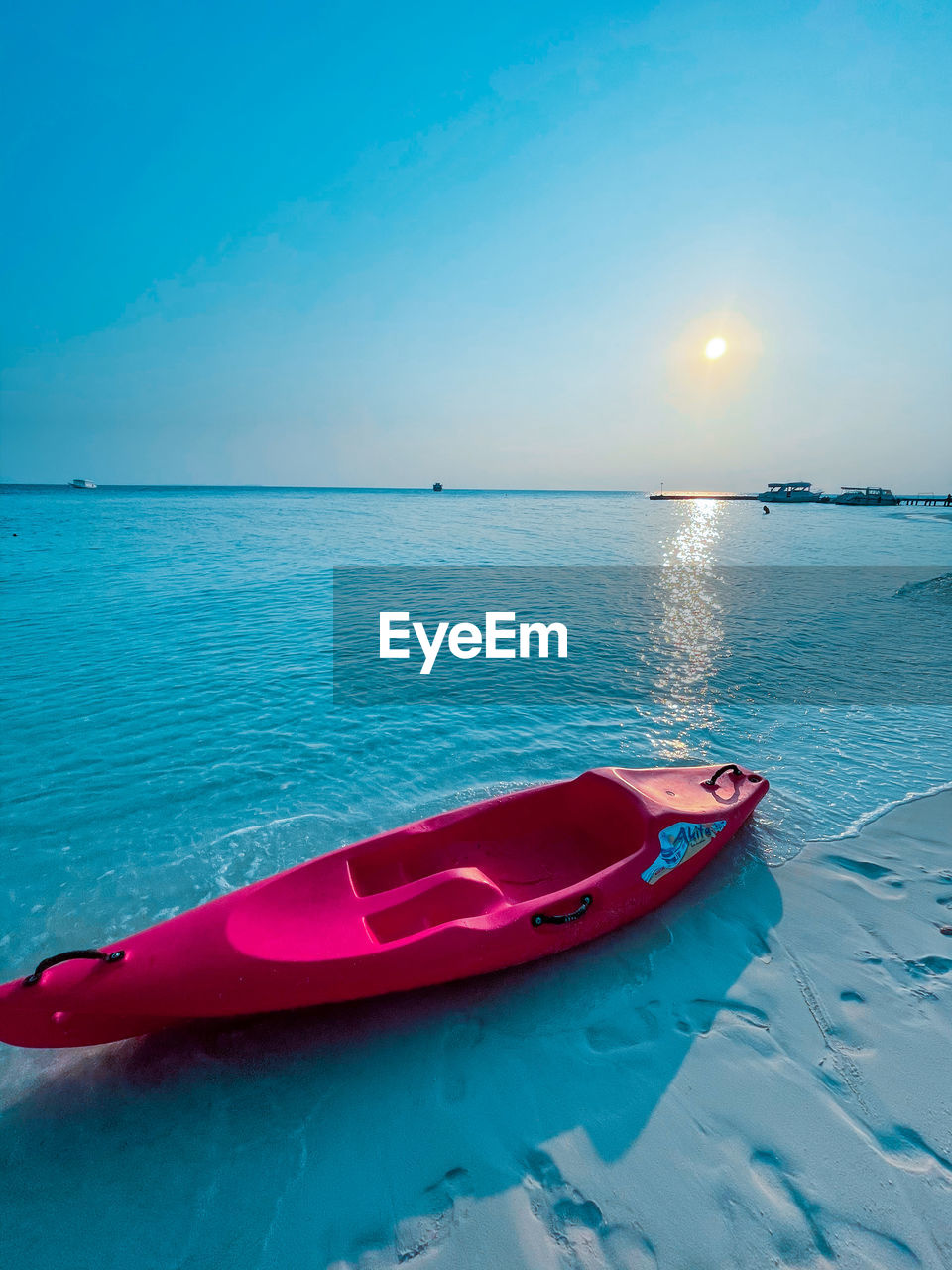 BOAT IN SEA AGAINST SKY