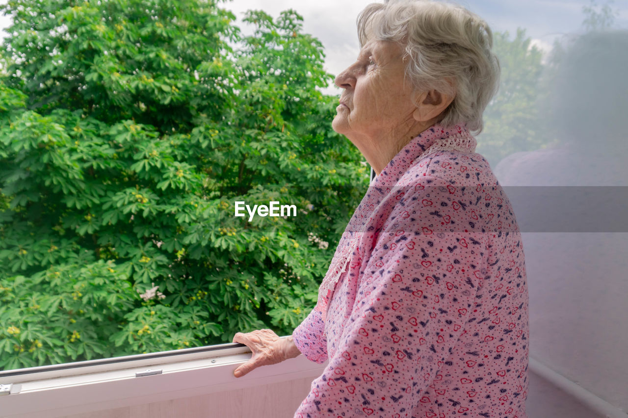 MIDSECTION OF WOMAN LOOKING AT CAMERA