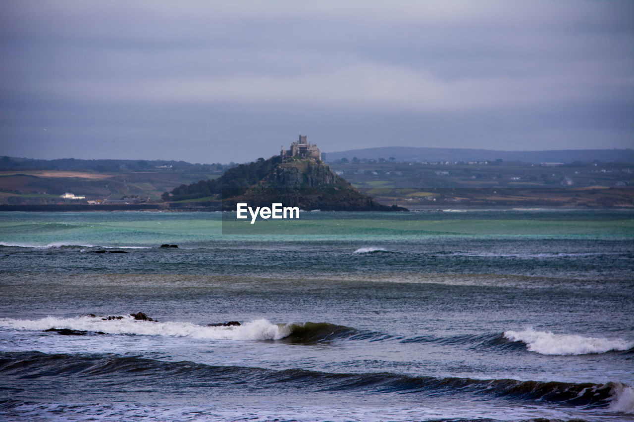 SCENIC VIEW OF SEA AND MOUNTAINS AGAINST SKY