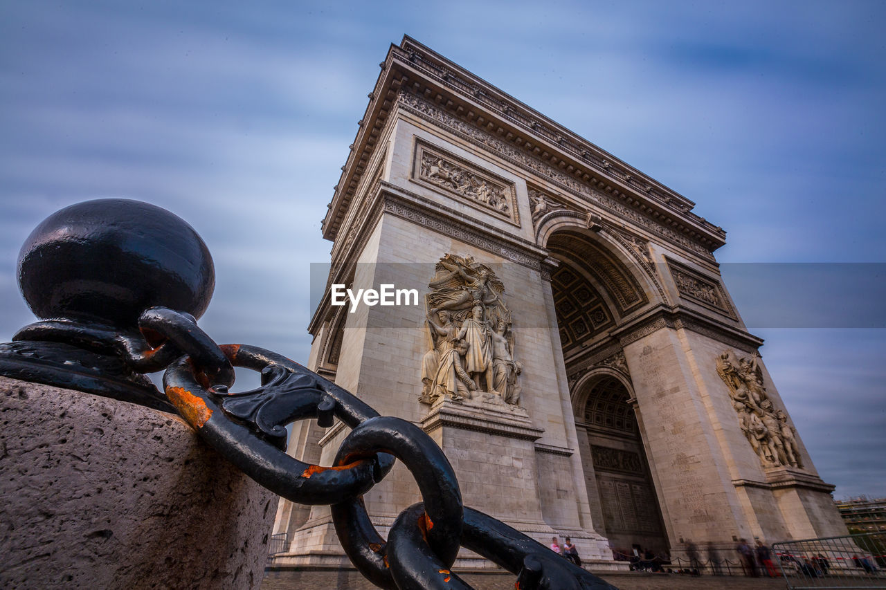 Low angle view of arc de triomphe against sky