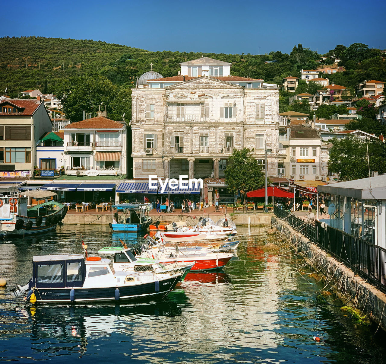 BOATS IN CANAL BY BUILDINGS IN CITY