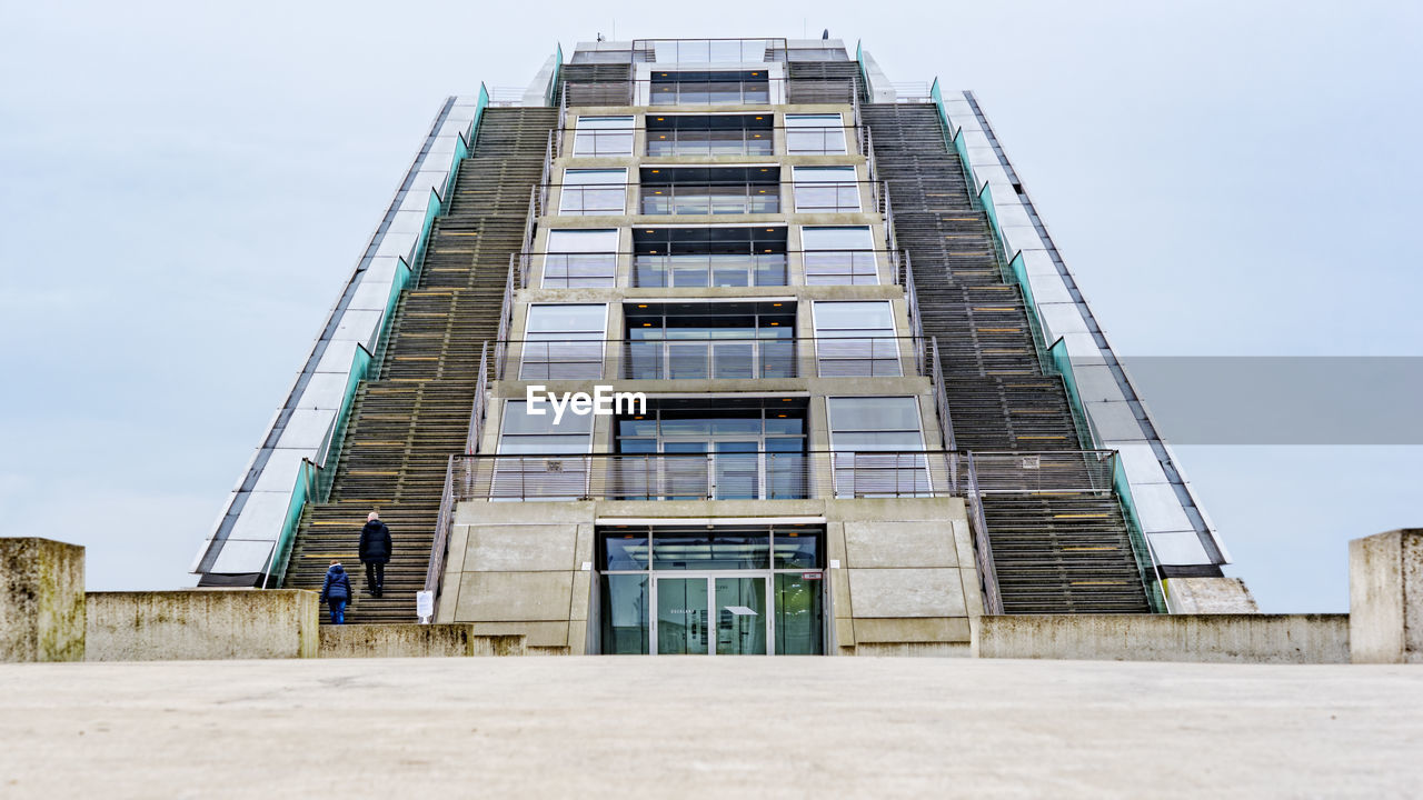 LOW ANGLE VIEW OF MODERN BUILDING AGAINST SKY