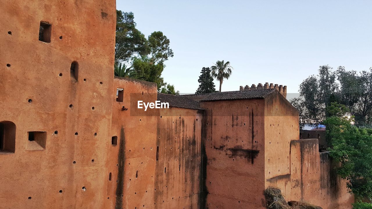 LOW ANGLE VIEW OF BUILDING AGAINST CLEAR SKY