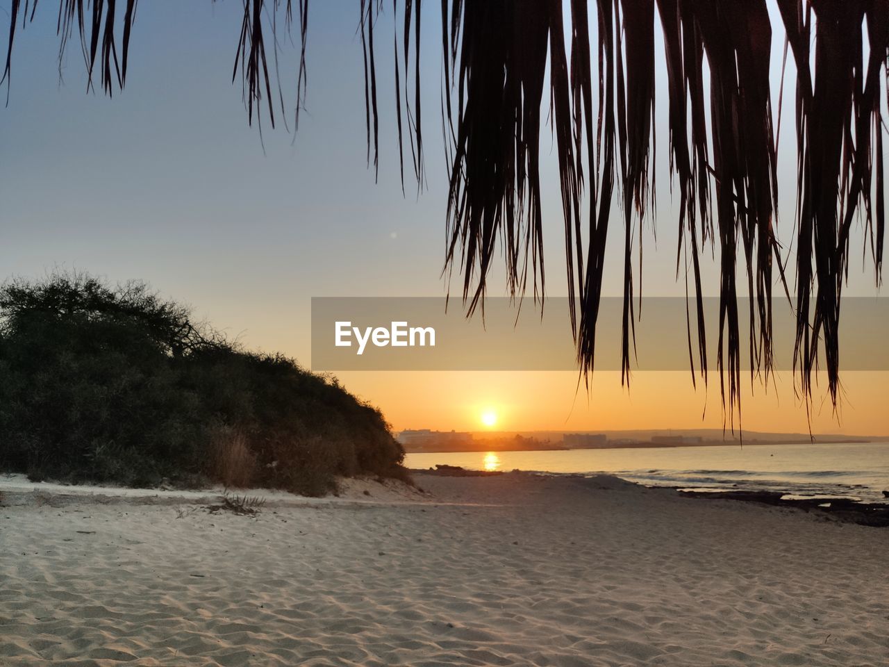 SCENIC VIEW OF SEA AT SUNSET