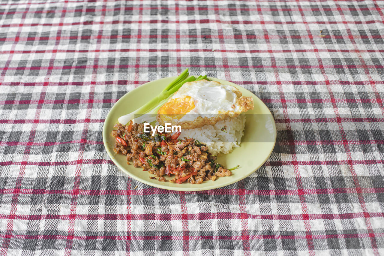 HIGH ANGLE VIEW OF BREAKFAST SERVED IN PLATE