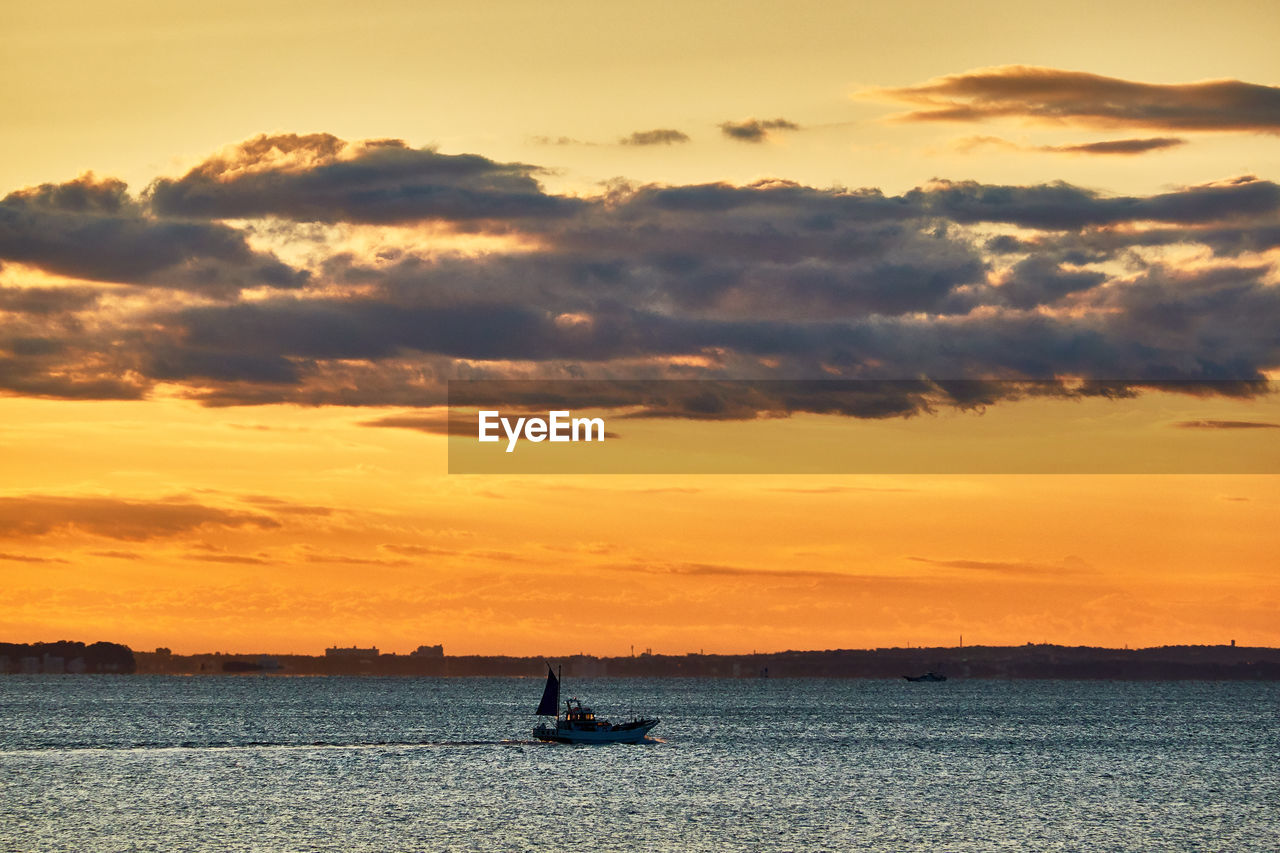 SILHOUETTE SAILBOAT ON SEA AGAINST SKY DURING SUNSET