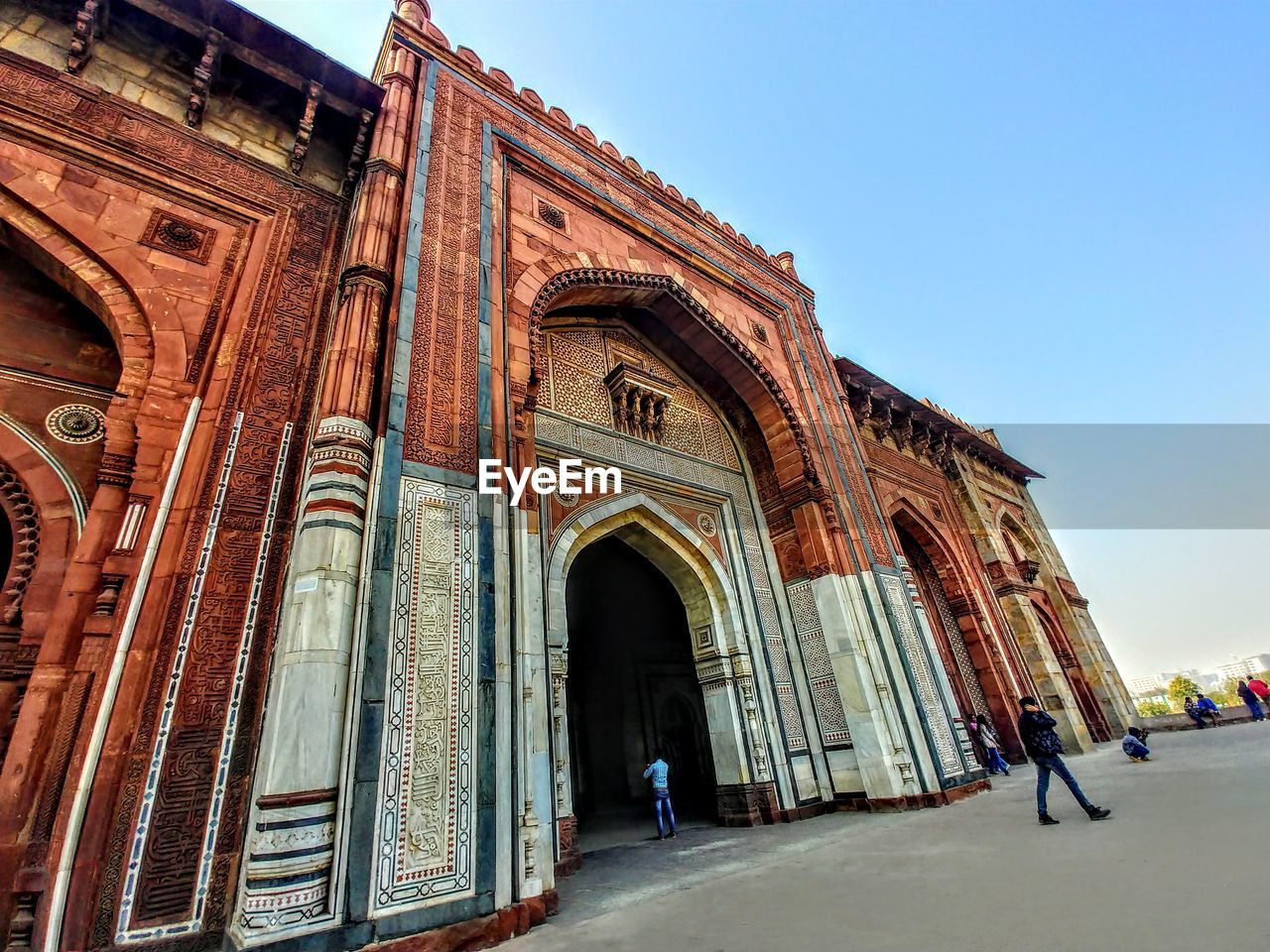 LOW ANGLE VIEW OF HISTORICAL BUILDING AGAINST SKY