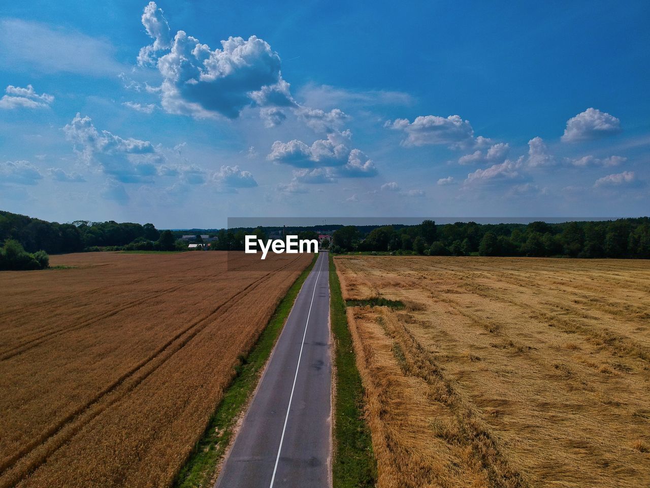 SCENIC VIEW OF AGRICULTURAL LAND AGAINST SKY