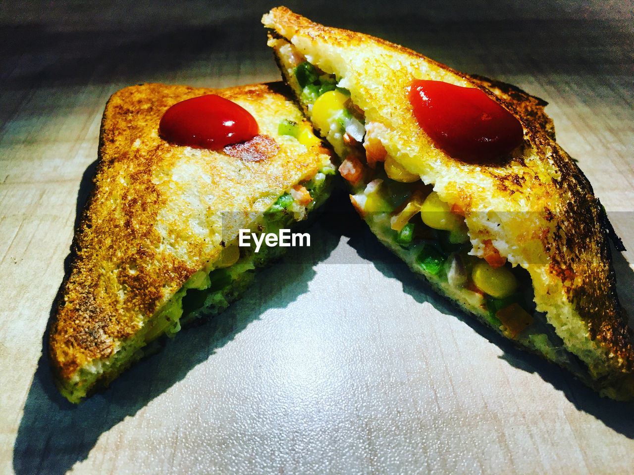 HIGH ANGLE VIEW OF BREAD ON PLATE