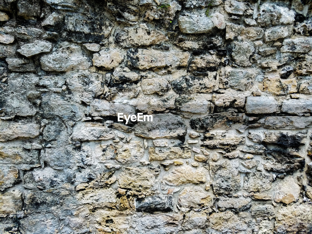 CLOSE-UP OF BRICK WALL