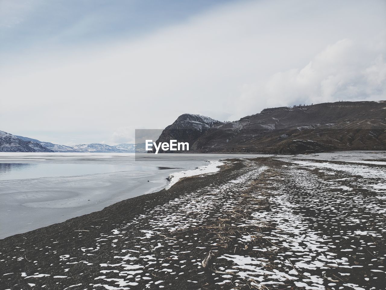 SCENIC VIEW OF SEA BY MOUNTAINS AGAINST SKY