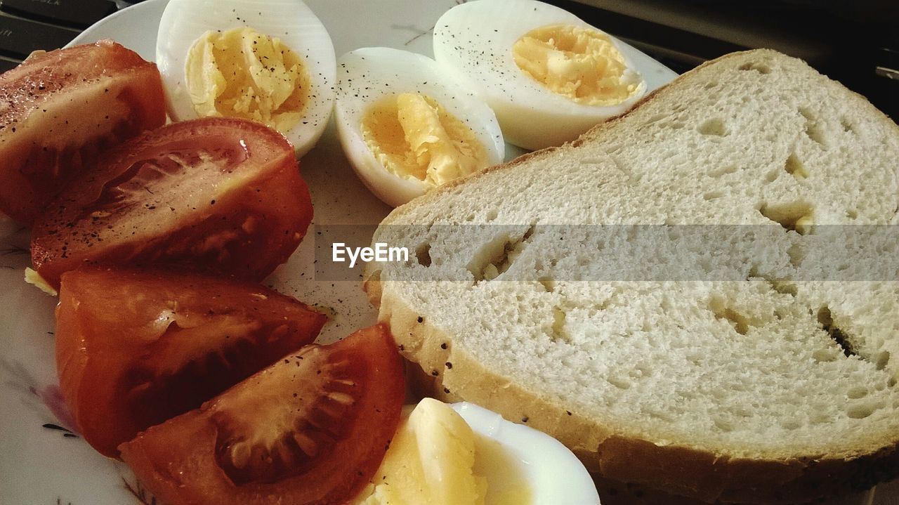 CLOSE-UP VIEW OF BREAD ON PLATE