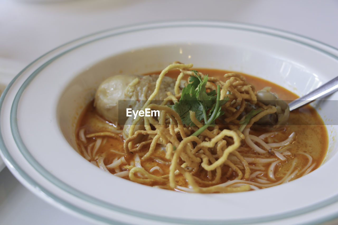 HIGH ANGLE VIEW OF NOODLES IN PLATE