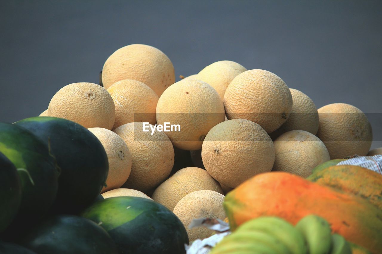 CLOSE-UP OF FRUITS IN PLATE