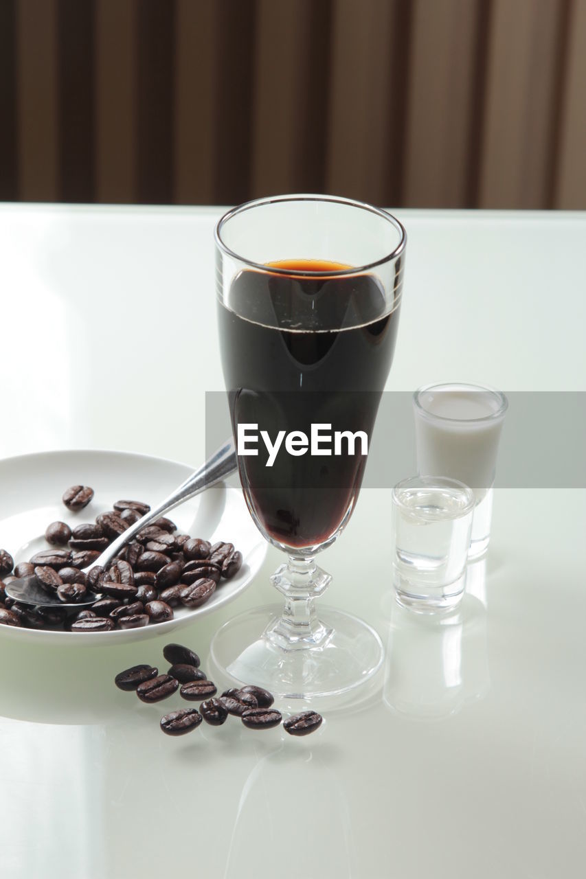 CLOSE-UP OF WINE AND GLASSES ON TABLE