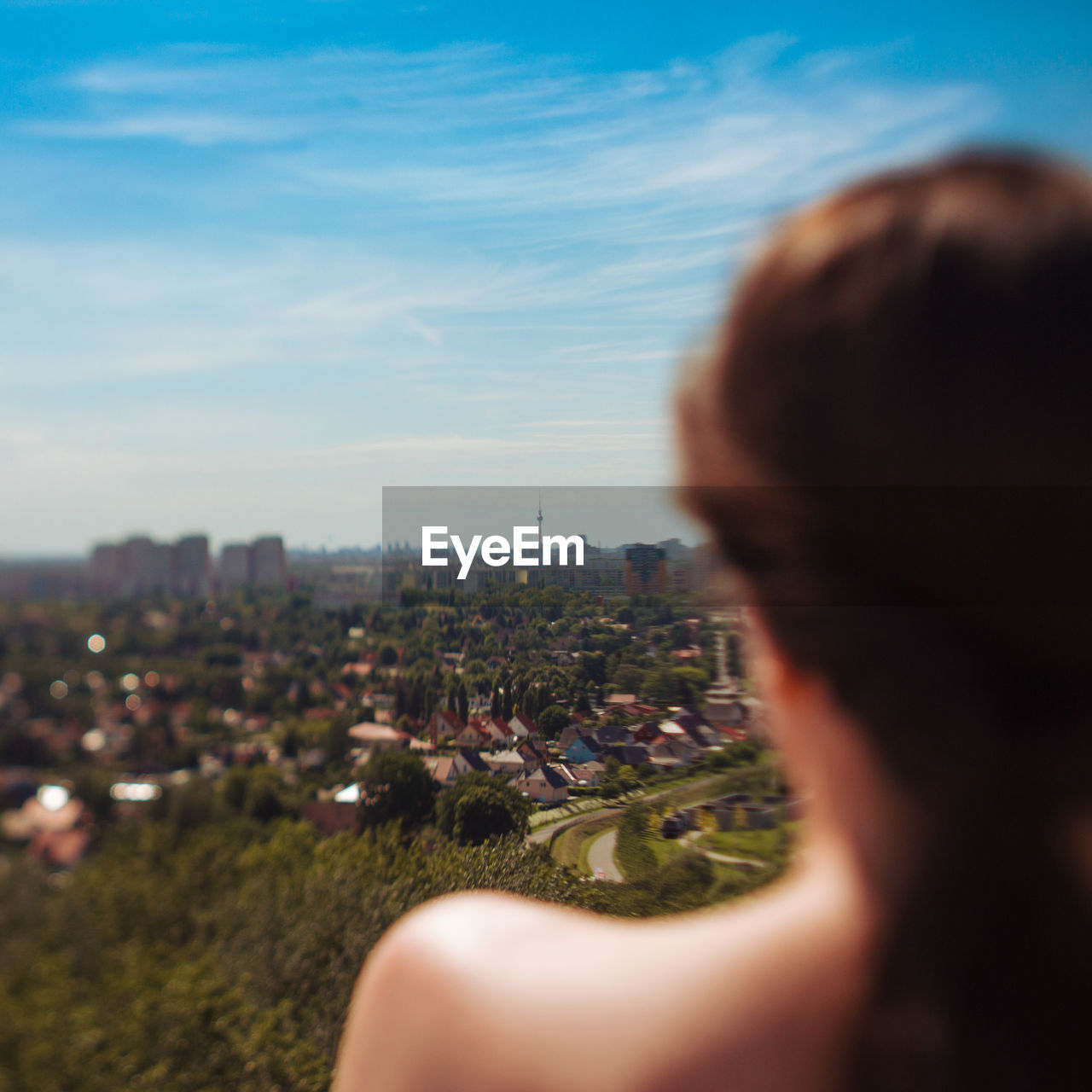 REAR VIEW OF WOMAN AGAINST CITYSCAPE