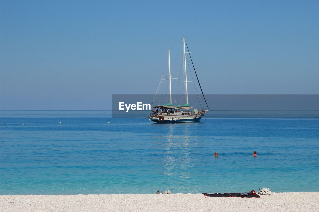 SAILBOATS ON SEA AGAINST CLEAR SKY